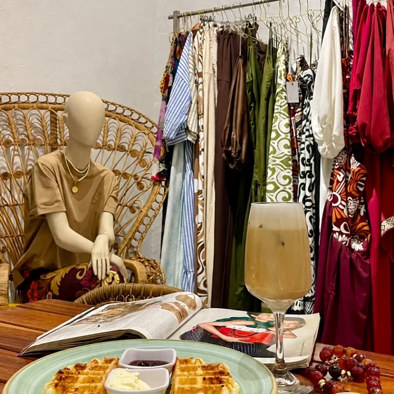 Interior de Casa Oasis con ropa, waffles y bebida